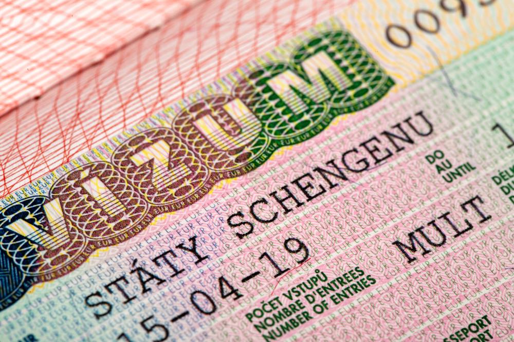 Туристическая чешская виза представляет собой вклейку в загранпаспорт. Вид на жительство — это пластиковая карточка размером с водительские права. Источник фото: Shutterstock.   