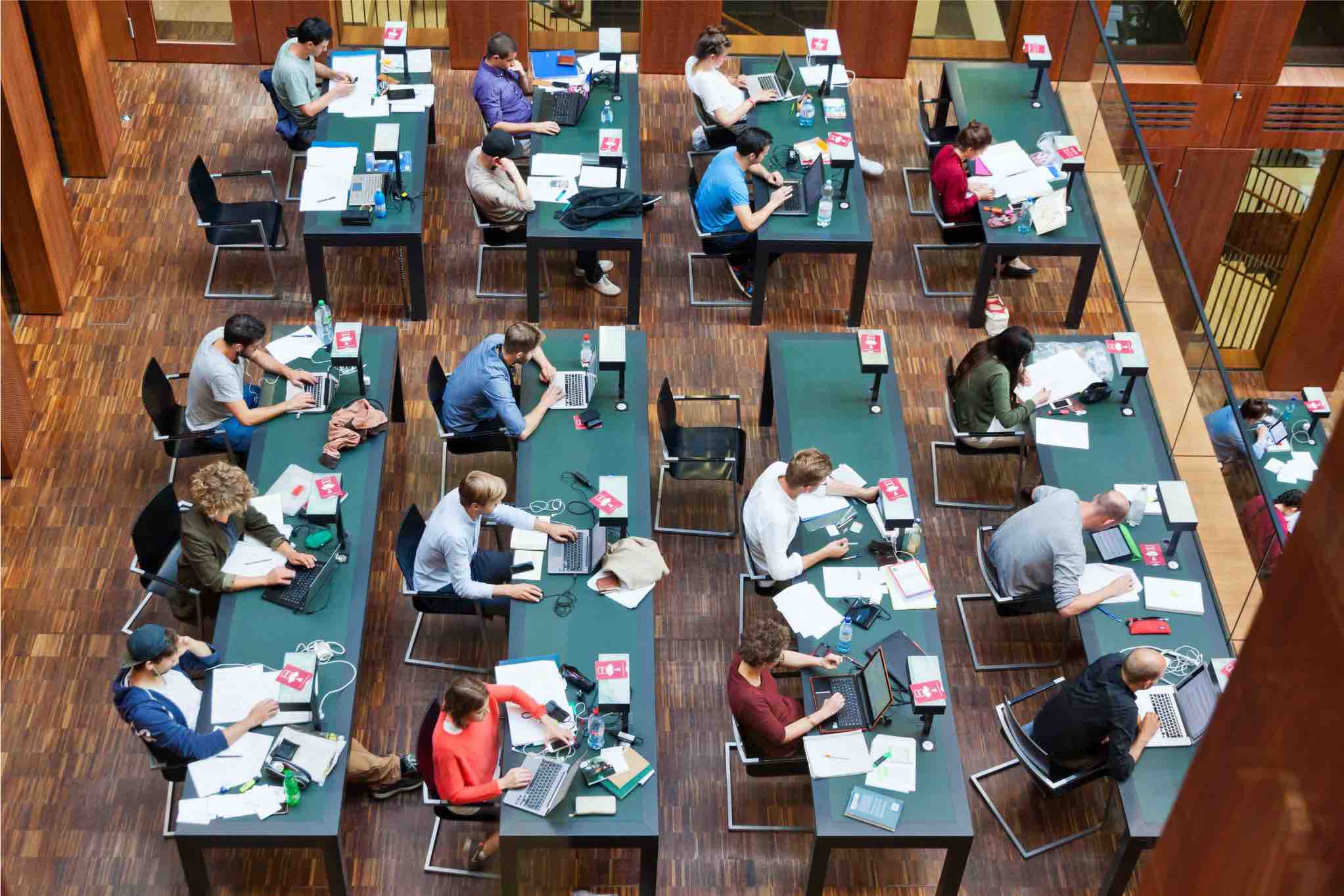 Студенты чешских университетов много времени проводят в библиотеках. Во-первых, это отличное и тихое место для учебы. Во-вторых, в фонде библиотек Чехии можно найти практически любую информацию по своей специальности. Источник фото: Shutterstock. 