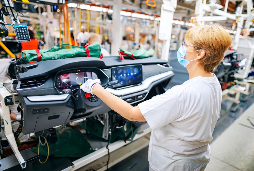 Один из ключевых секторов чешской промышленности — автомобильное производство. На снимке <em>происходит </em>сборка кокпита для Škoda Octavia на заводе в г. Млада Болеслав. Источник фото: <em><em>Shutterstock</em>.</em>   