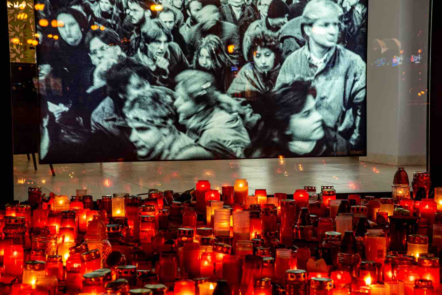 Сотни зажженных свечей — еще один символ ноябрьских событий 1989 года. Источник фото: <em>Shutterstock</em>.   