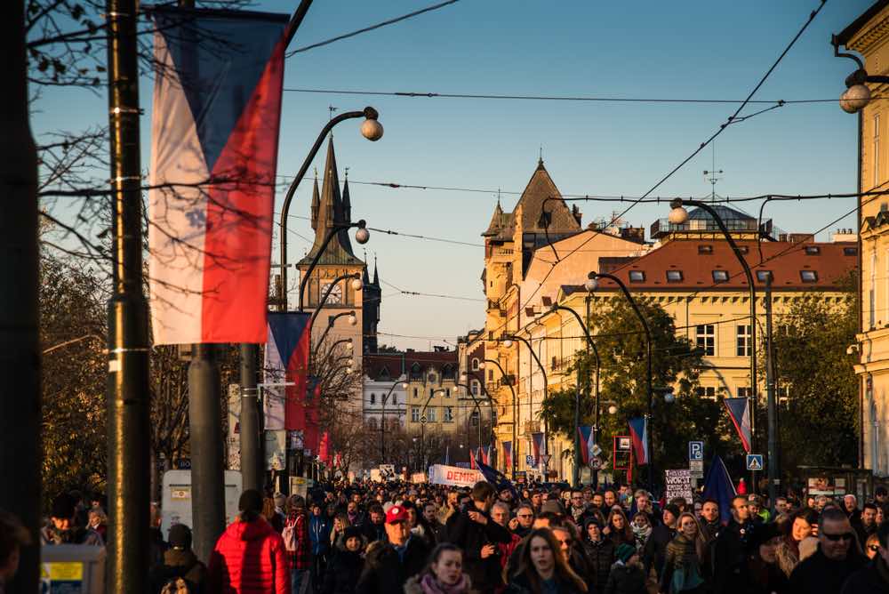 Ежегодно 17 ноября на улицах Праги проходят памятные шествия и демонстрации. Источник фото: Shutterstock.